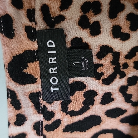 Torrid size 1 Mobwife leopard print crepe tie front button sleeveless top - Picture 3 of 7